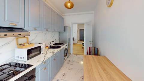Kitchen or kitchenette, minibar, stove