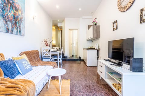 Communal lounge/ TV room, TV and multimedia, Kitchen or kitchenette, Living room, Seating area, Dining area