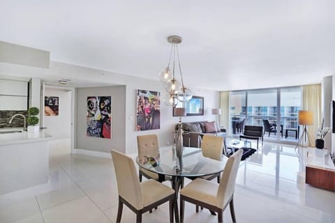 TV and multimedia, Balcony/Terrace, Kitchen or kitchenette, Living room, Dining area, City view, Sea view, air conditioner