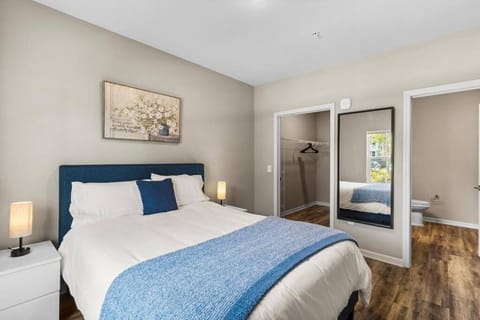 Luxurious 2/2 Condo with Pool, Gym and Laundry Apartment in Melbourne