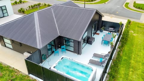 Property building, Hot Tub, Hot Tub