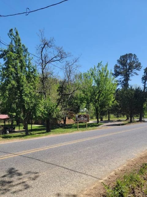 JB's-Getaway in the mountains with trails and more House in Arkansas