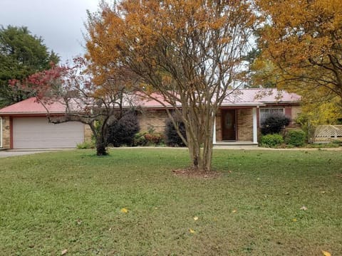 JB's-Getaway in the mountains with trails and more House in Arkansas