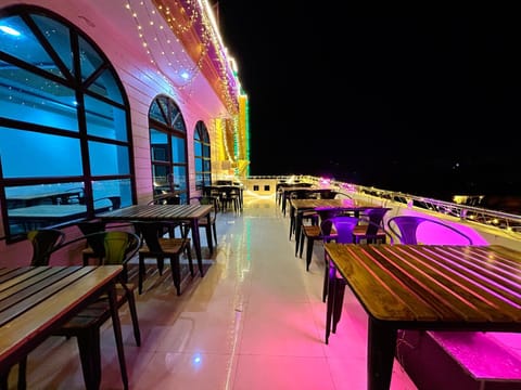 Restaurant/places to eat, Balcony/Terrace