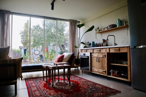 Kitchen or kitchenette, Living room, Seating area, Dining area
