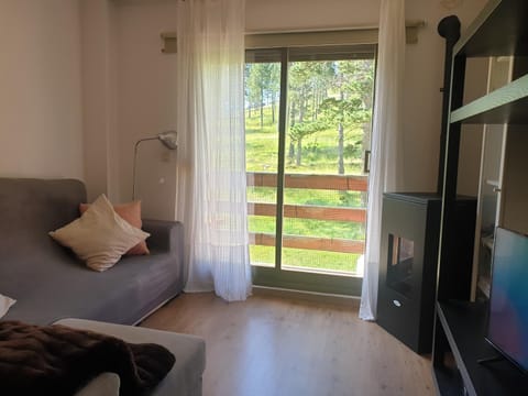Communal lounge/ TV room, TV and multimedia, Balcony/Terrace, Living room, Seating area, Garden view, Mountain view
