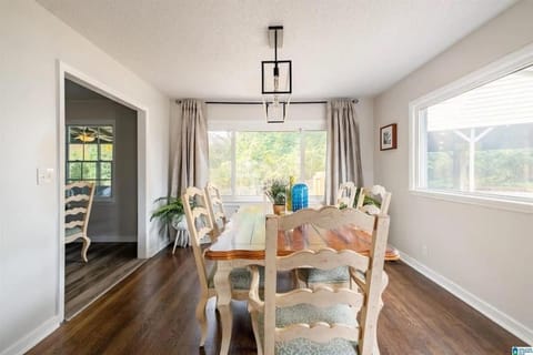 Southern Charm l 5BR l Sleeps 14 l A Location House in Birmingham