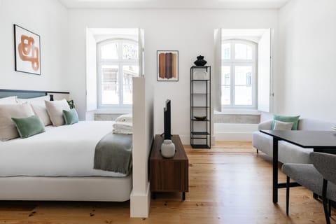 Bed, Photo of the whole room, Seating area, Bedroom