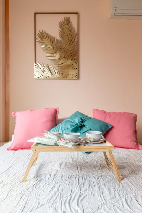 Bed, Photo of the whole room, Decorative detail, Bedroom, air conditioner, air conditioner