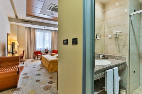 Shower, Bed, Photo of the whole room, towels