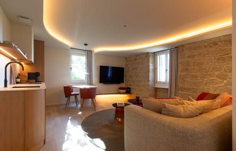 TV and multimedia, Kitchen or kitchenette, Living room, Seating area