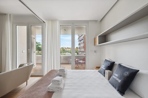 Bed, Balcony/Terrace, Bedroom