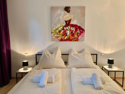 Bed, Photo of the whole room, Decorative detail, Bedroom