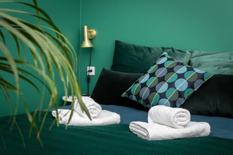 Bed, Bedroom, towels