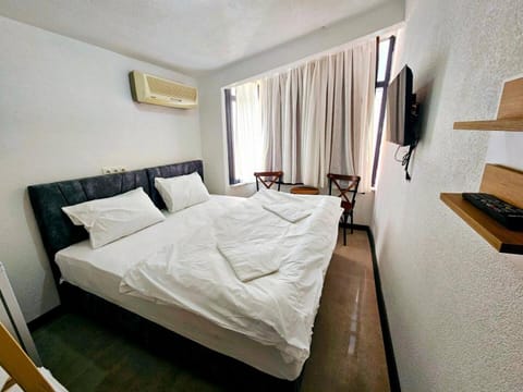 Bed, TV and multimedia, Photo of the whole room, Bedroom, hair dresser, towels, air conditioner