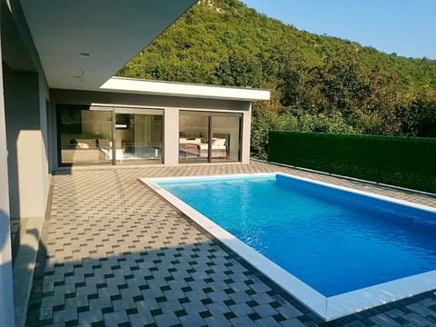 Property building, Patio, Day, Natural landscape, Mountain view, Pool view, Swimming pool, Swimming pool, sunbed