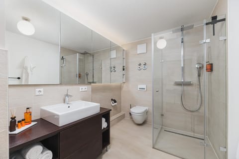 Shower, Toilet, Bathroom, towels