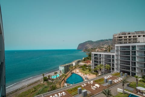 Mountain view, Pool view, Sea view