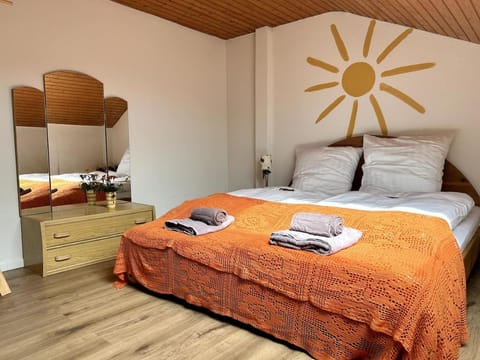 Bed, Photo of the whole room, Bedroom, towels
