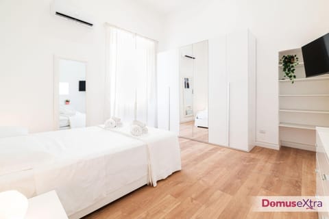 Bed, TV and multimedia, Photo of the whole room, Bedroom