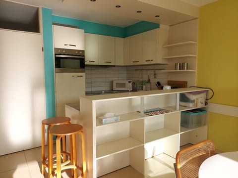 Kitchen or kitchenette, Dining area, minibar, stove