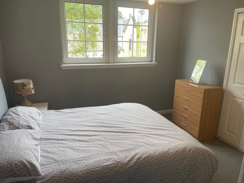 Snug & Serene 2BD Flat - Roseburn Apartment in Edinburgh