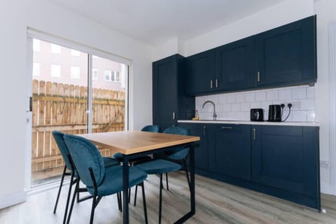 Centrally Located & Spacious 4BD House- St Kevin's Apartment in Dublin