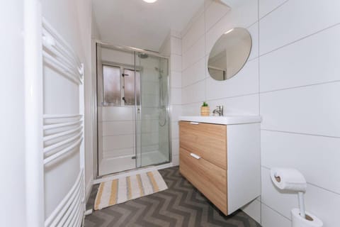 Centrally Located & Spacious 4BD House- St Kevin's Apartment in Dublin