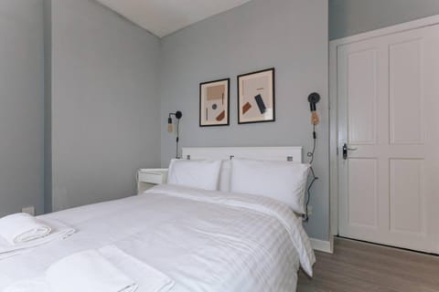 Centrally Located & Spacious 4BD House- St Kevin's Apartment in Dublin