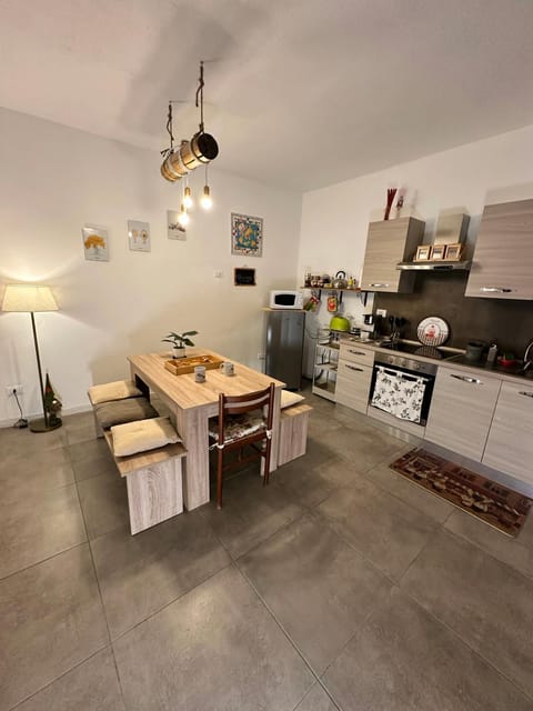 Kitchen or kitchenette, Dining area, oven, stove