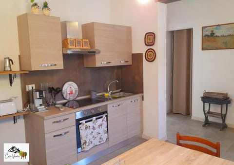 Kitchen or kitchenette, Dining area, stove