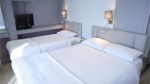 Bed, TV and multimedia, Bedroom