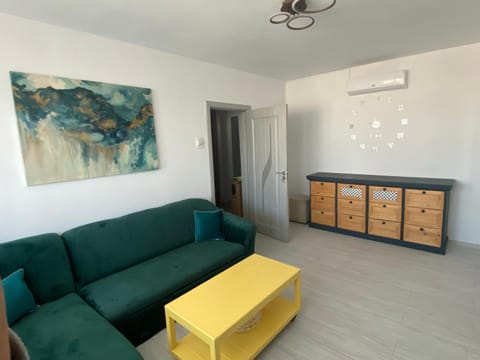 Living room, Seating area, air conditioner