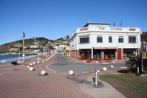 Property building, Restaurant/places to eat, Facade/entrance, Facade/entrance, Natural landscape, Bird's eye view, Beach, Sea view, Area and facilities, Parking