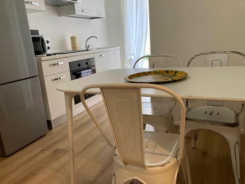 Coffee/tea facilities, Kitchen or kitchenette, Dining area, minibar, pet friendly, stove