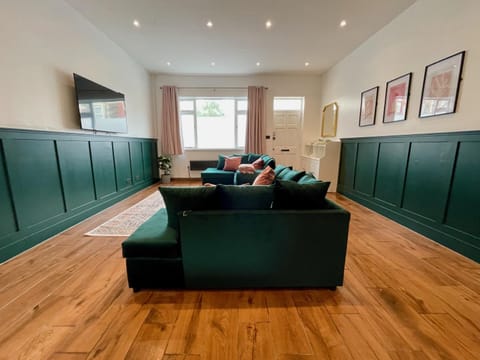 Central House-16 People+Hot Tub House in Cardiff