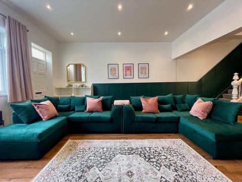 Central House-16 People+Hot Tub House in Cardiff