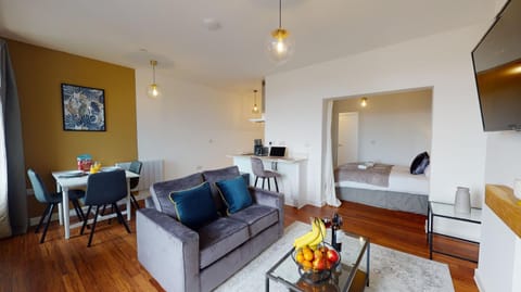 Studio Apartment with 65" Smart TV Apartment in Newport