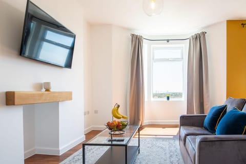 Studio Apartment with 65" Smart TV Apartment in Newport