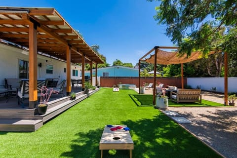 Property building, Patio, Seating area, Evening entertainment, sunbed