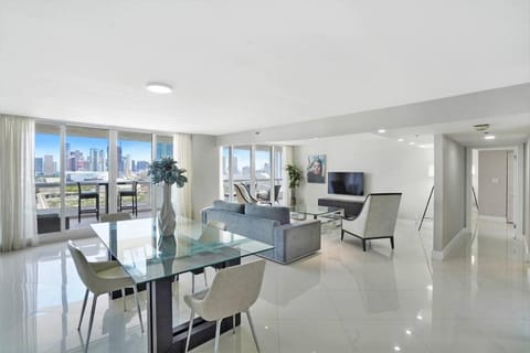 TV and multimedia, Balcony/Terrace, Living room, Dining area, City view, Sea view