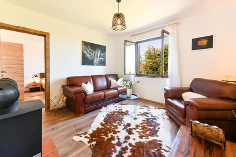 TV and multimedia, Living room, Seating area, Garden view, flat iron