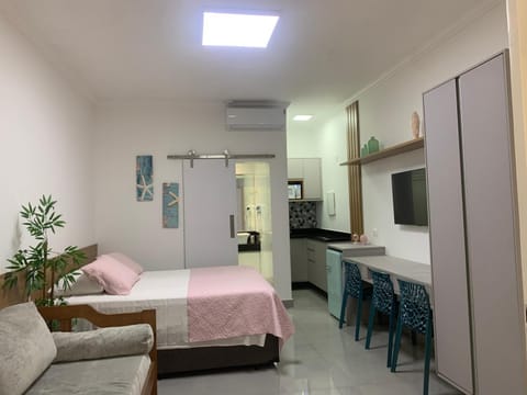 Bed, Kitchen or kitchenette, Photo of the whole room, Bedroom, minibar, oven, air conditioner