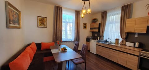 Coffee/tea facilities, Kitchen or kitchenette, Dining area, minibar, pet friendly