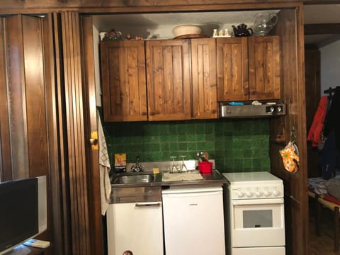 Kitchen or kitchenette, pet friendly, stove