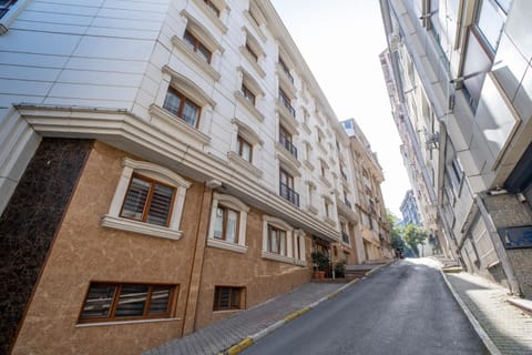 Property building, Day, Neighbourhood, City view, Street view, Location