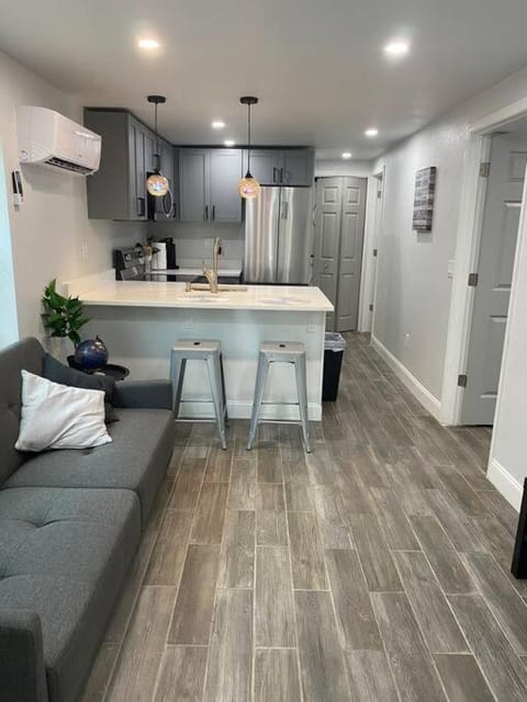 Kitchen or kitchenette, Living room, Seating area, Dining area, minibar, pet friendly, stove
