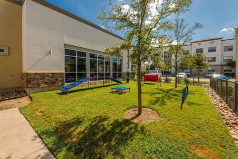 Luxe 2B/2B Getaway - Pool, Gym, Garage, Pet Wash Apartment in Leander
