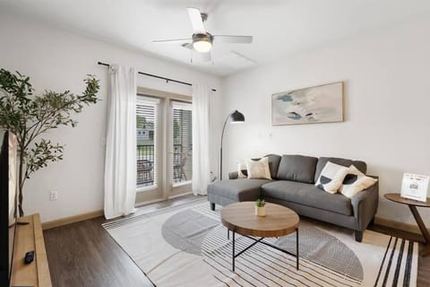 Luxe 2B/2B Getaway - Pool, Gym, Garage, Pet Wash Apartment in Leander