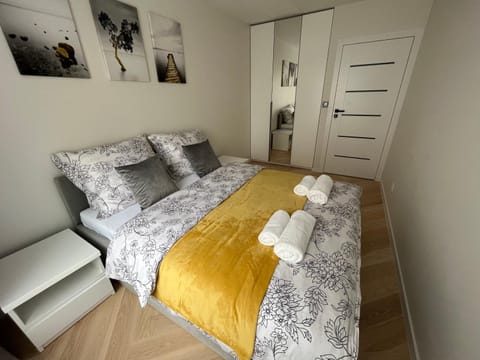 Bed, Bedroom, towels, wardrobe